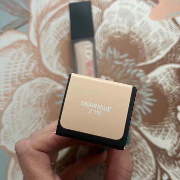 Huda Beauty Faux Filter Luminous Matte Liquid Concealer Meringue 2.1N - Picture 2 of 3